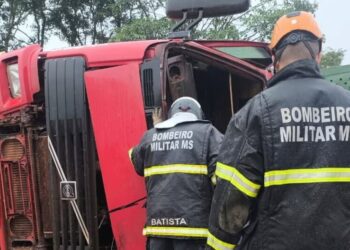 Motorista fica preso às ferragens após caminhão tombar na MS-395