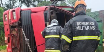 Motorista fica preso às ferragens após caminhão tombar na MS-395