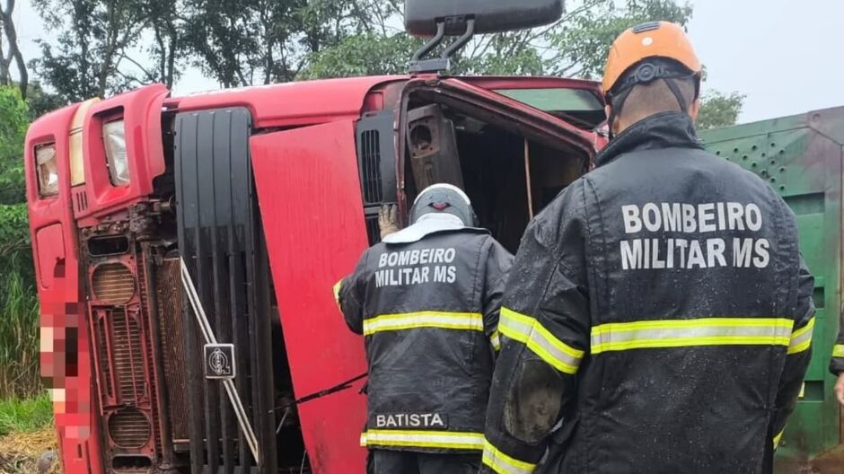 Motorista fica preso às ferragens após caminhão tombar na MS-395