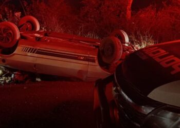 Ladrão furta carro, capota veículo durante fuga e acaba preso na fronteira Ladrão furta carro, capota veículo durante fuga e acaba preso na fronteira