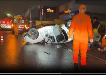 Veículo oficial capota na Zahran após perder controle na chuva e deixa passageira ferida