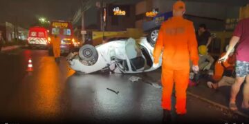 Veículo oficial capota na Zahran após perder controle na chuva e deixa passageira ferida