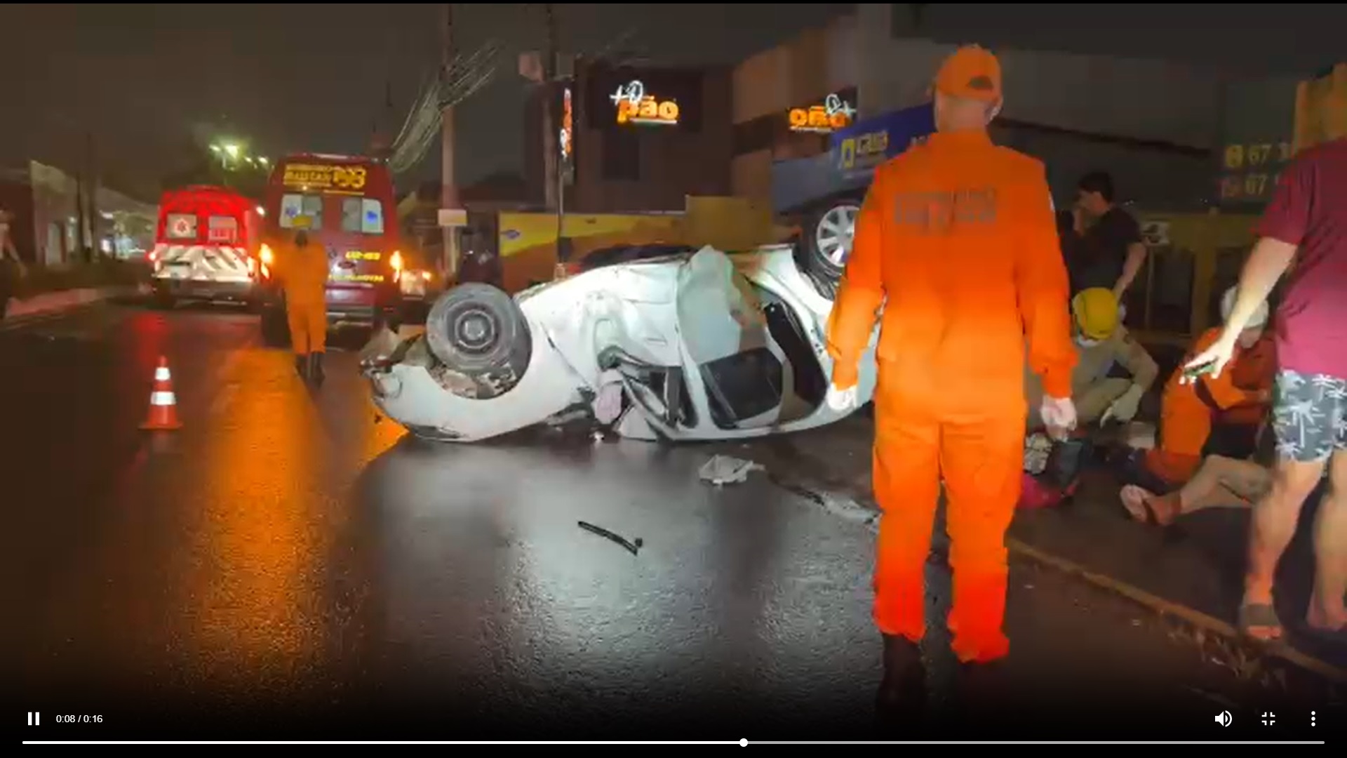 Veículo oficial capota na Zahran após perder controle na chuva e deixa passageira ferida