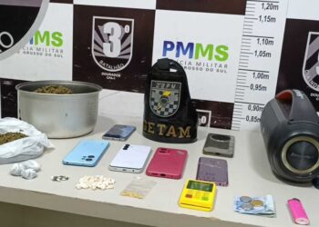 Denúncia derruba boca de fumo e leva casal foragido à prisão Denúncia derruba boca de fumo e leva casal foragido à prisão