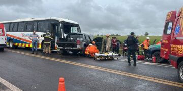 Acidente entre ônibus e caminhonete termina em morte na manhã desta quarta-feira