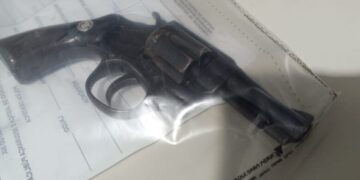 Homem é preso com arma, droga e fios de cobre em lixão