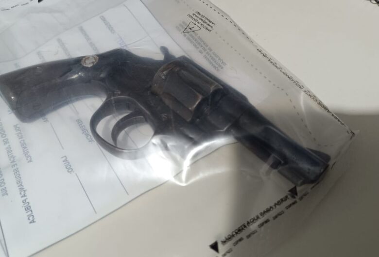 Homem é preso com arma, droga e fios de cobre em lixão