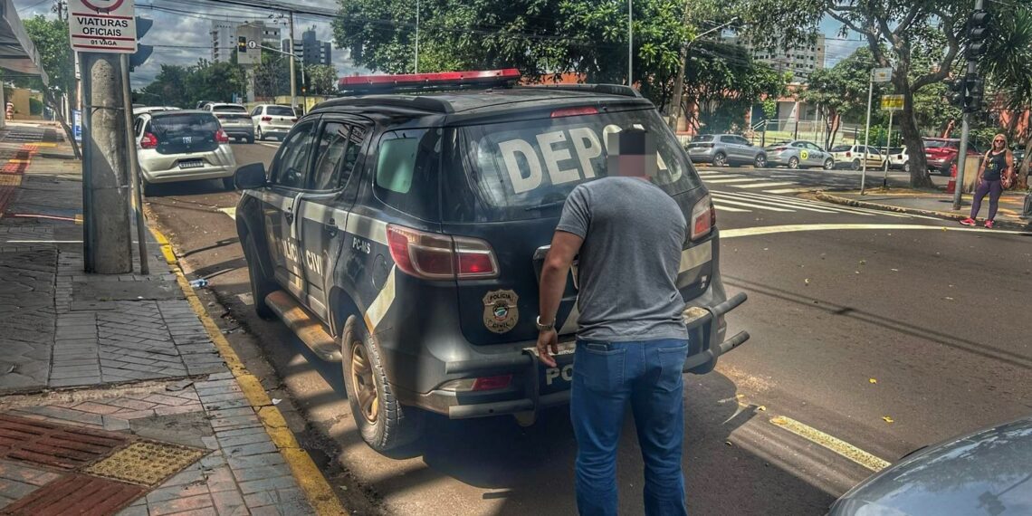 Homem é preso por estupro de adolescente e mãe é investigada por facilitar crime