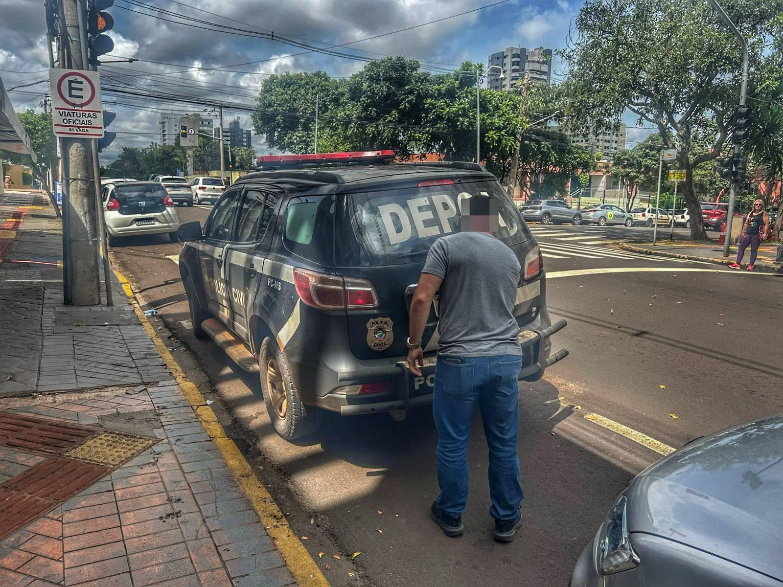 Homem é preso por estupro de adolescente e mãe é investigada por facilitar crime