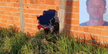 Motociclista morre após atravessar rotatória e bater contra muro