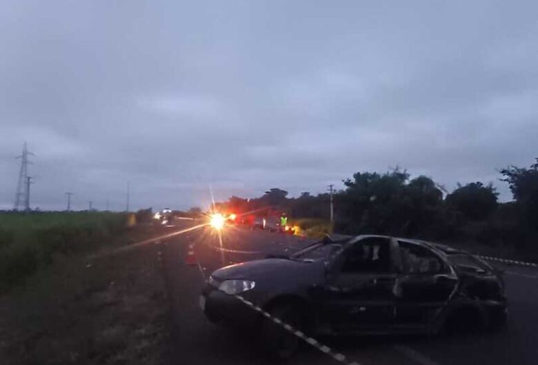 Motorista morre após capotar carro e ser atropelado por caminhão na BR-163