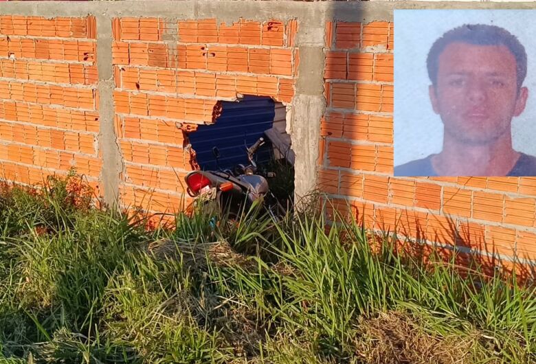 Motociclista morre após atravessar rotatória e bater contra muro