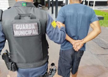 “A vida aqui fora não está fácil”, diz homem ao se entregar à Guarda Municipal “A vida aqui fora não está fácil”, diz homem ao se entregar à Guarda Municipal