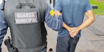 “A vida aqui fora não está fácil”, diz homem ao se entregar à Guarda Municipal