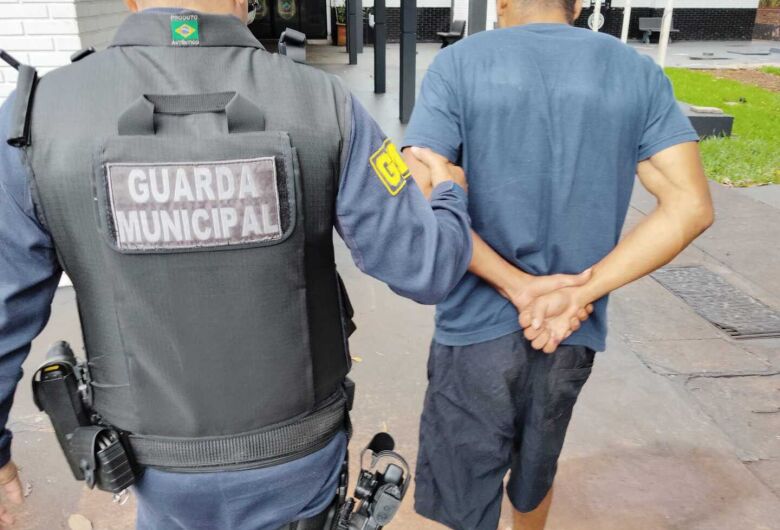 “A vida aqui fora não está fácil”, diz homem ao se entregar à Guarda Municipal