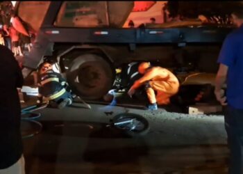 Motociclistas são resgatados após ficarem presos sob caminhão