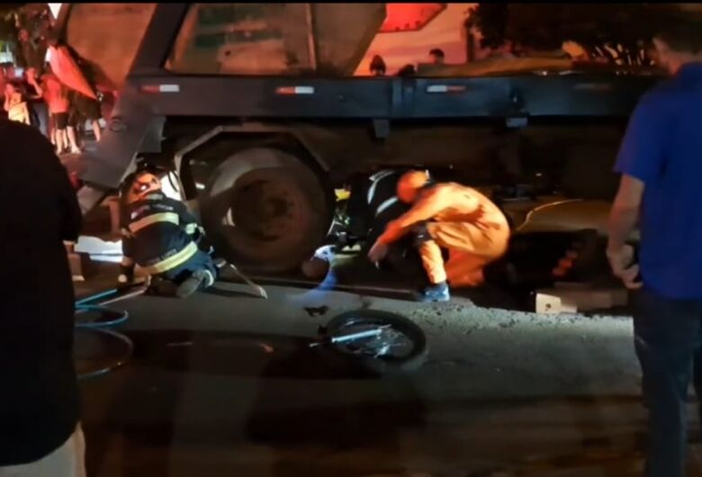 Motociclistas são resgatados após ficarem presos sob caminhão