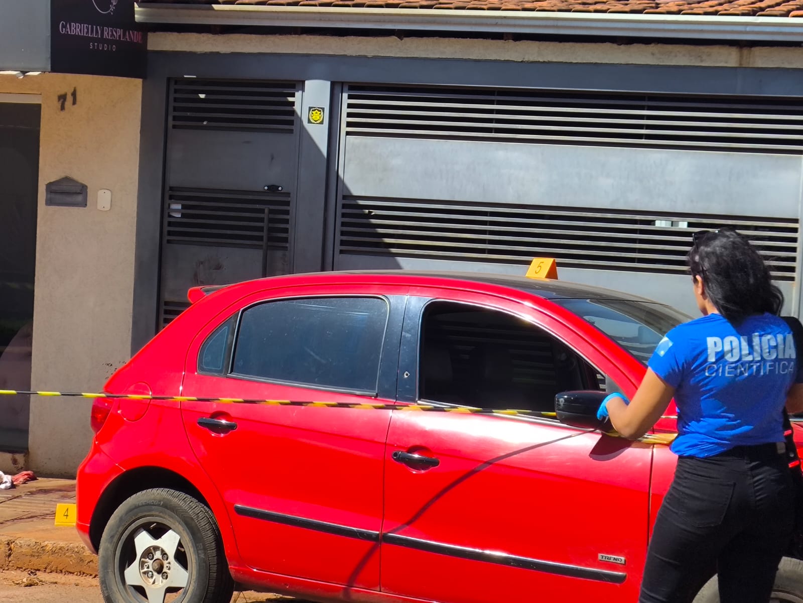 Homem é baleado com três tiros e suspeito foge em moto em Campo Grande