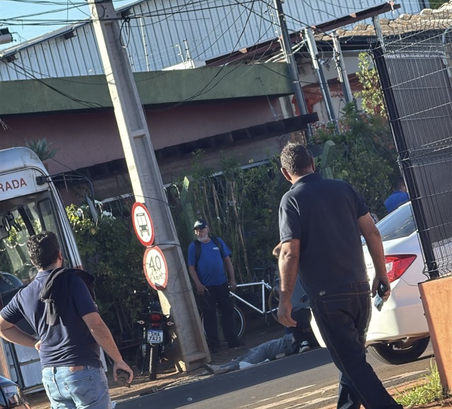 Motociclista fica em estado grave após colisão com ônibus no cruzamento da Brilhante