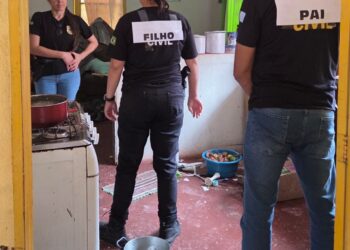 Polícia Civil faz reconstituição de feminicídio e perícia analisa nova faca encontrada na casa da vítima