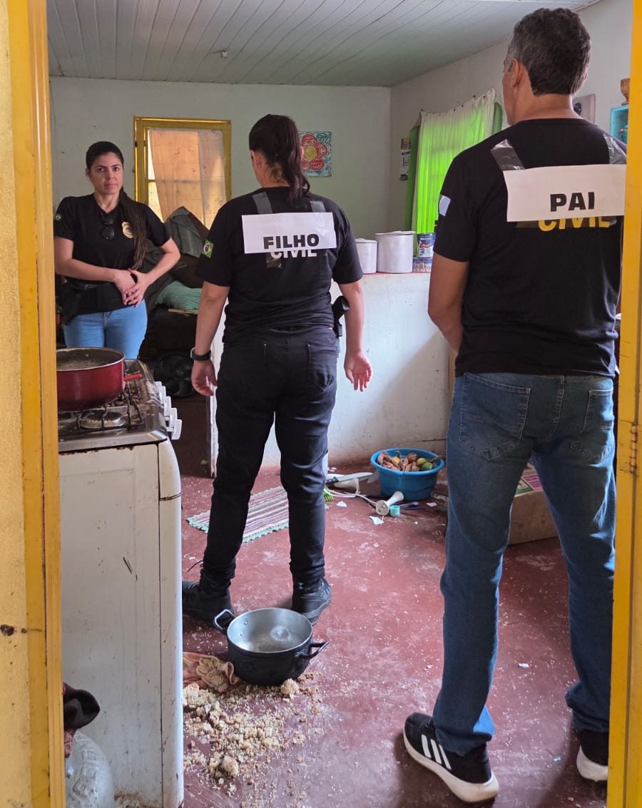 Polícia Civil faz reconstituição de feminicídio e perícia analisa nova faca encontrada na casa da vítima