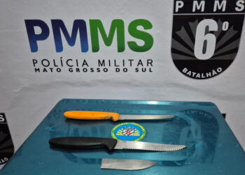 Homem agride mãe e esposa e esfaqueia morador durante surto violento Homem agride mãe e esposa e esfaqueia morador durante surto violento