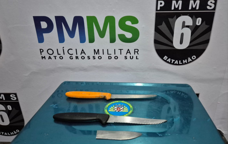 Homem agride mãe e esposa e esfaqueia morador durante surto violento