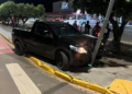Motorista embriagado perde controle e bate em poste