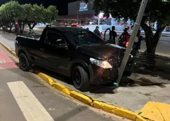 Motorista embriagado perde controle e bate em poste