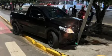 Motorista embriagado perde controle e bate em poste
