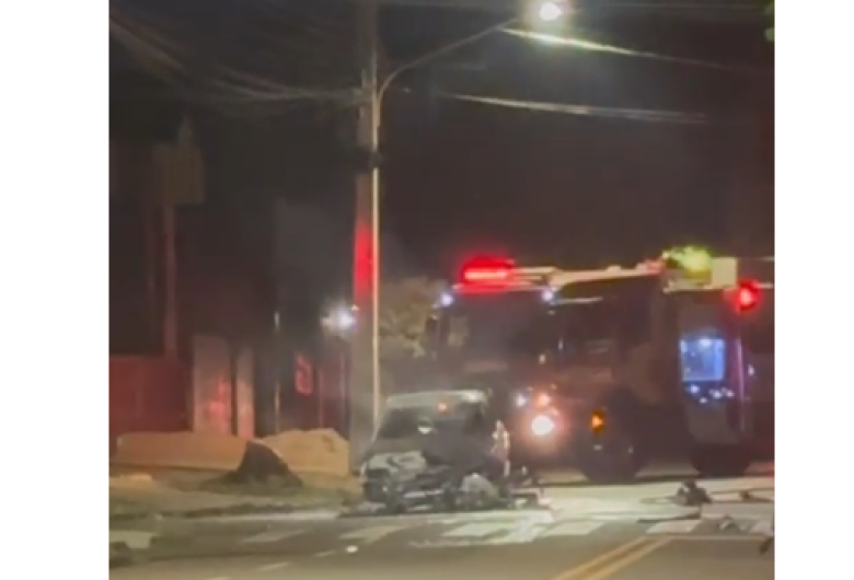 Acidente entre carro e moto termina com veículos em chamas