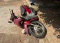Motociclista fica ferida após desviar de caminhão e bater contra árvore