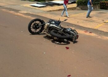 Motociclista desvia de carro para evitar acidente e acaba ferido