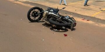 Motociclista desvia de carro para evitar acidente e acaba ferido