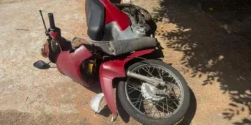 Motociclista fica ferida após desviar de caminhão e bater contra árvore