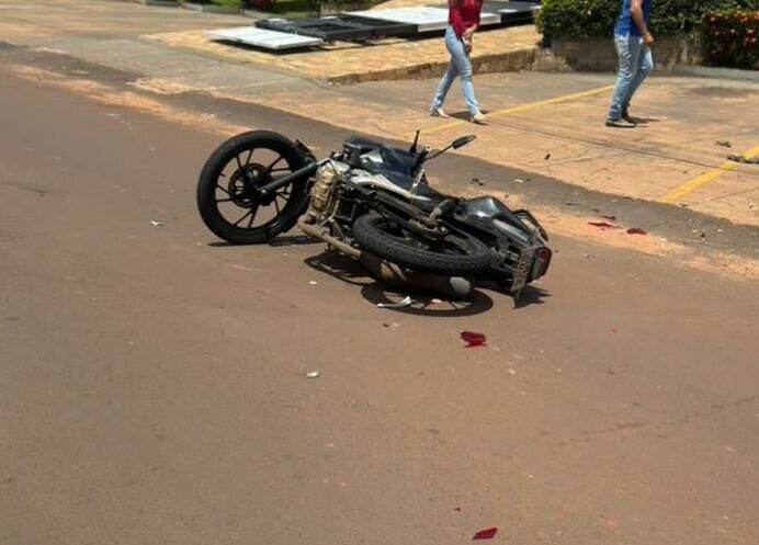 Motociclista desvia de carro para evitar acidente e acaba ferido