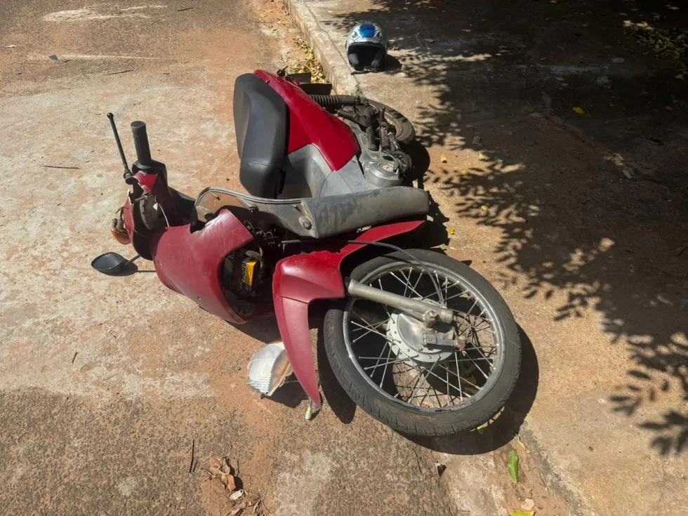 Motociclista fica ferida após desviar de caminhão e bater contra árvore