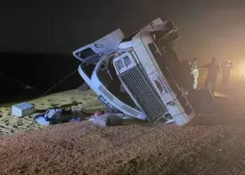 Carreta carregada de soja tomba na MS-134