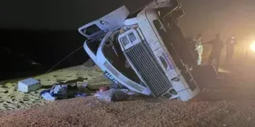 Carreta carregada de soja tomba na MS-134