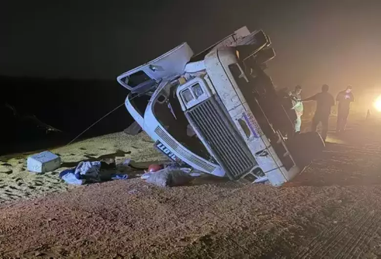 Carreta carregada de soja tomba na MS-134