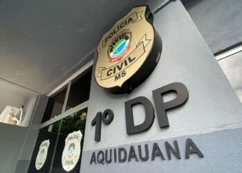 Chorando e sozinho: criança de 3 anos é encontrada em calçada e mobiliza moradores