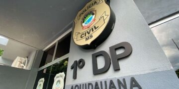 Chorando e sozinha: criança de 3 anos é encontrada em calçada e mobiliza moradores