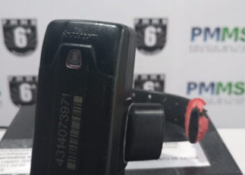 Filho com tornozeleira rompida ameaça mãe idosa