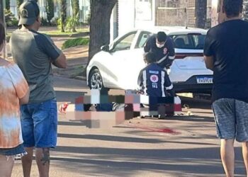 Mãe e criança morrem após acidente entre moto e caminhão