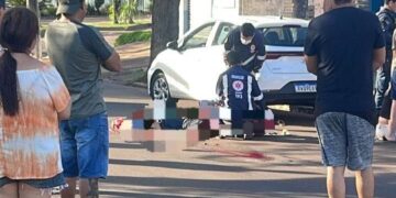 Mãe e criança morrem após acidente entre moto e caminhão