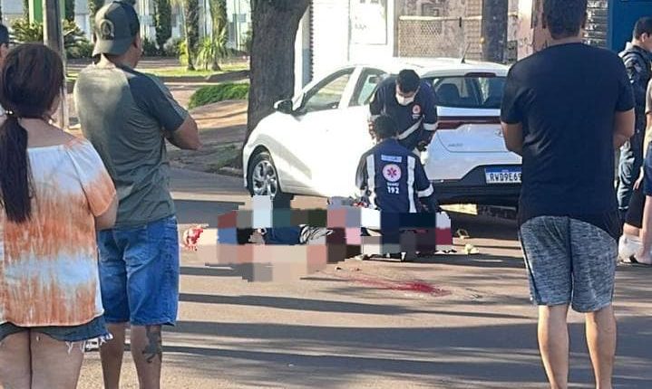 Mãe e criança morrem após acidente entre moto e caminhão