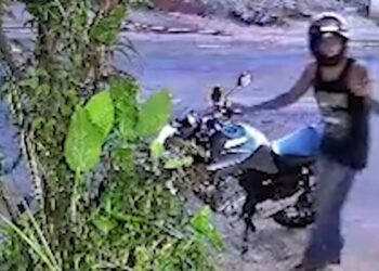 Motociclista é rendido por assaltante armado e tem veículo levado