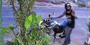 Motociclista é rendido por assaltante armado e tem veículo levado