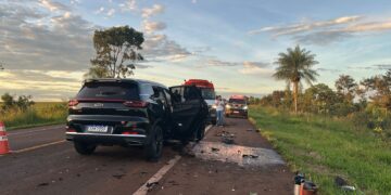 Acidente entre SUV e caminhão deixa motorista preso às ferragens na BR-060