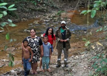 Crianças de comunidade quilombola andam na escuridão para ir à escola